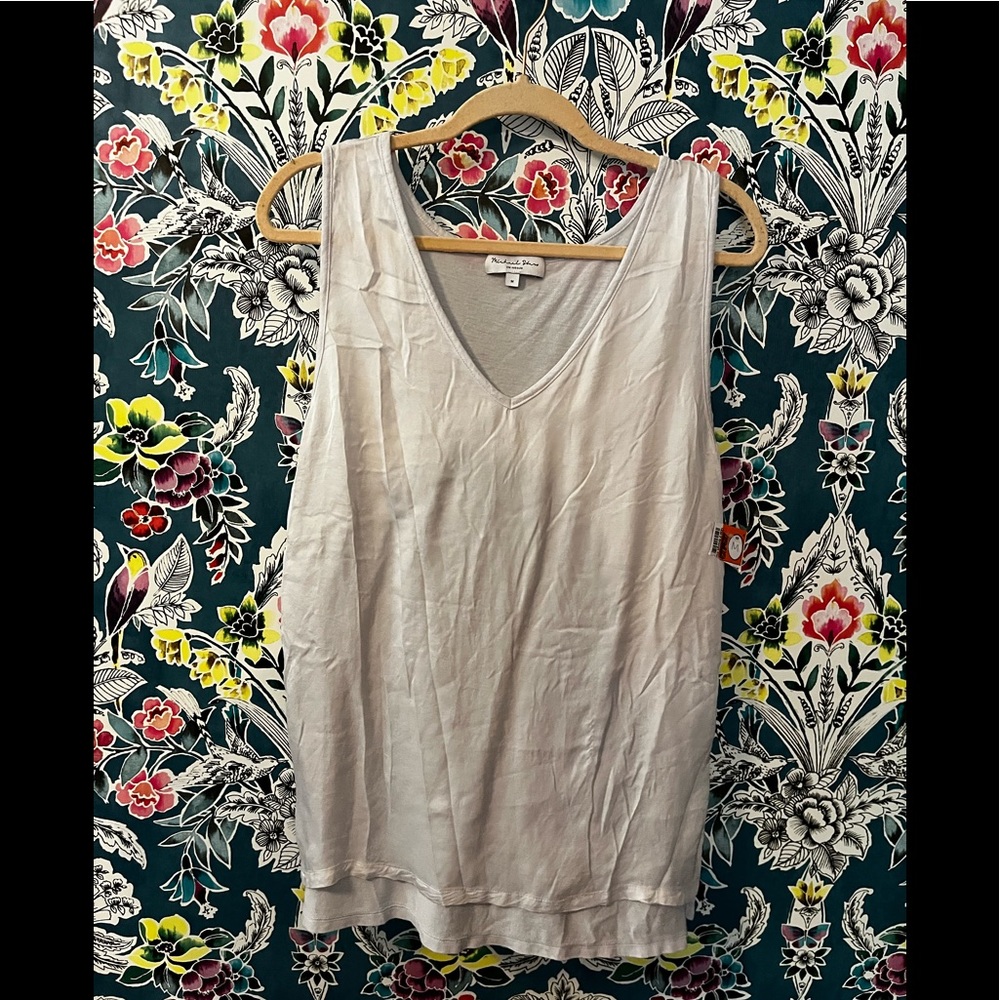 NWT: Michael stars: women’s (m) silky front V-neck sleeveless top